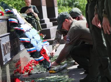 Курсанты филиала Центра «ВОИН» возложили цветы к памятнику Пограничникам-Уральцам