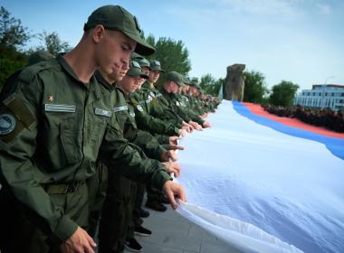 Стометровый флаг России развернули на Мамаевом кургане курсанты Центра «ВОИН»