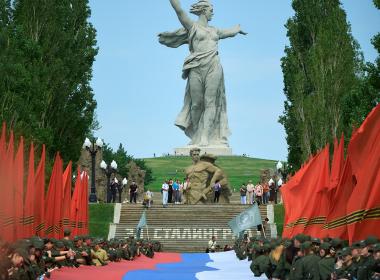 Стометровый флаг России развернули на Мамаевом кургане курсанты Центра «ВОИН»