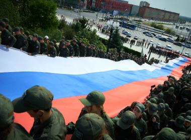 Стометровый флаг России развернули на Мамаевом кургане курсанты Центра «ВОИН»