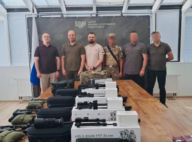 Центр «ВОИН» и Федерация боевого снайпинга России передали бойцам СВО современные винтовки