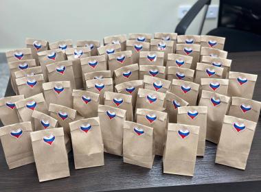 Курсанты Центра «ВОИН» сделали для бойцов СВО более тысячи браслетов жизни ко Дню государственного флага России