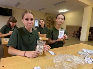 Курсанты чувашского филиала изготовили 300 комплектов сухих душей и 100 госпитальных губок наших бойцов на СВО