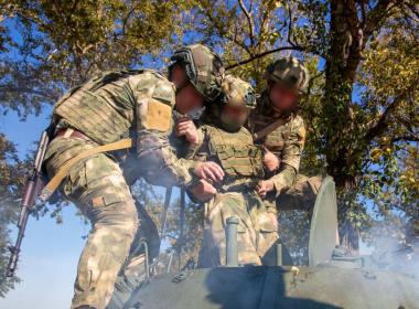 Инструктор Центра «ВОИН» из Кузбасса Алексей Бурлаков проводит занятия для курсантов Военного университета