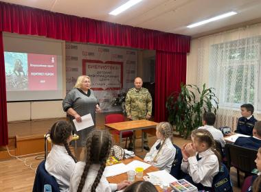 «Портрет героя»: кадеты нарисовали портрет инструктора Центра «ВОИН», участника СВО