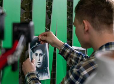 Ветеран Медков спел «Катюшу», дал советы молодежи и станцевал вальс с курсанткой Центра «ВОИН» в ходе телемоста